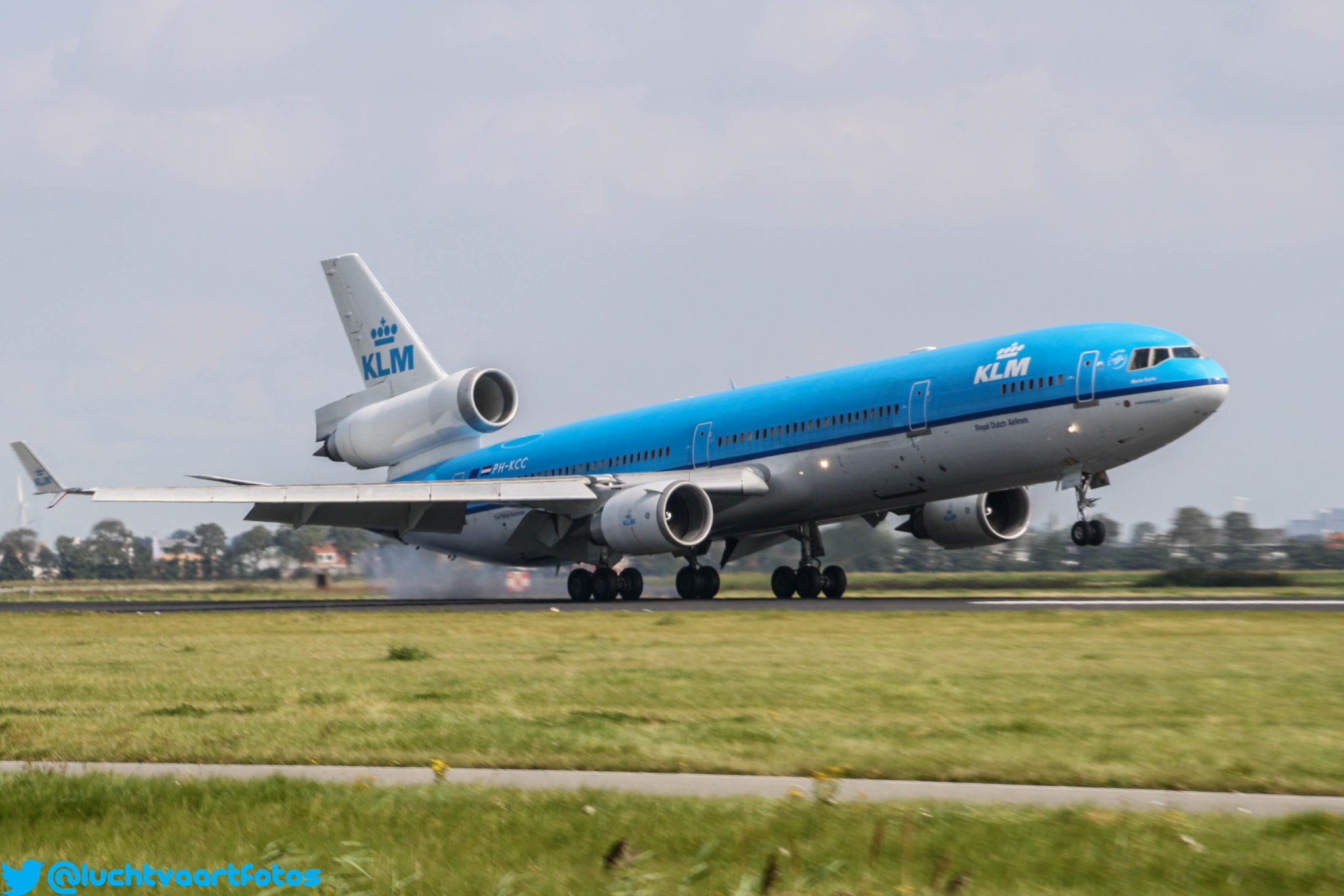 RT @luchtvaartfotos: KLM MD11 touchdown #avgeek #planespotter PH-KCC in better times when she still was together with all her sisters.... http://t.co/gznvEh4v9f
