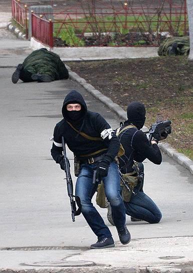 @towersight: WTF F...The guy on the right have a russian Grenade launcher GM-94 - in service in Spetsnaz, FSB, MVD #Crimea http://t.co…