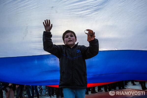 Участник митинга в поддержку России на центральной площади Евпатории. http://t.co/W9ZBIH74nV