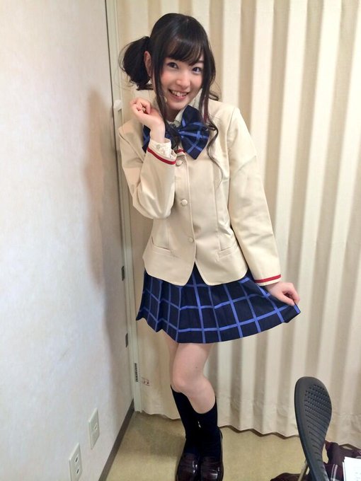 そして開演前に撮らせてもらった上田麗奈画伯のお写真がこちら!決めポーズ対決はニップレスビームと言っていたので、じゃあこっ そして開演前に撮らせてもらった上田麗奈画伯のお写真がこちら!決めポーズ対決はニップレスビームと言っていたので、じゃあこっ