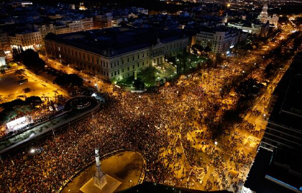 Mucha gente!! @gsemprunmdg: Clashes in #Madrid as thousands rally against govt #22MDignidad