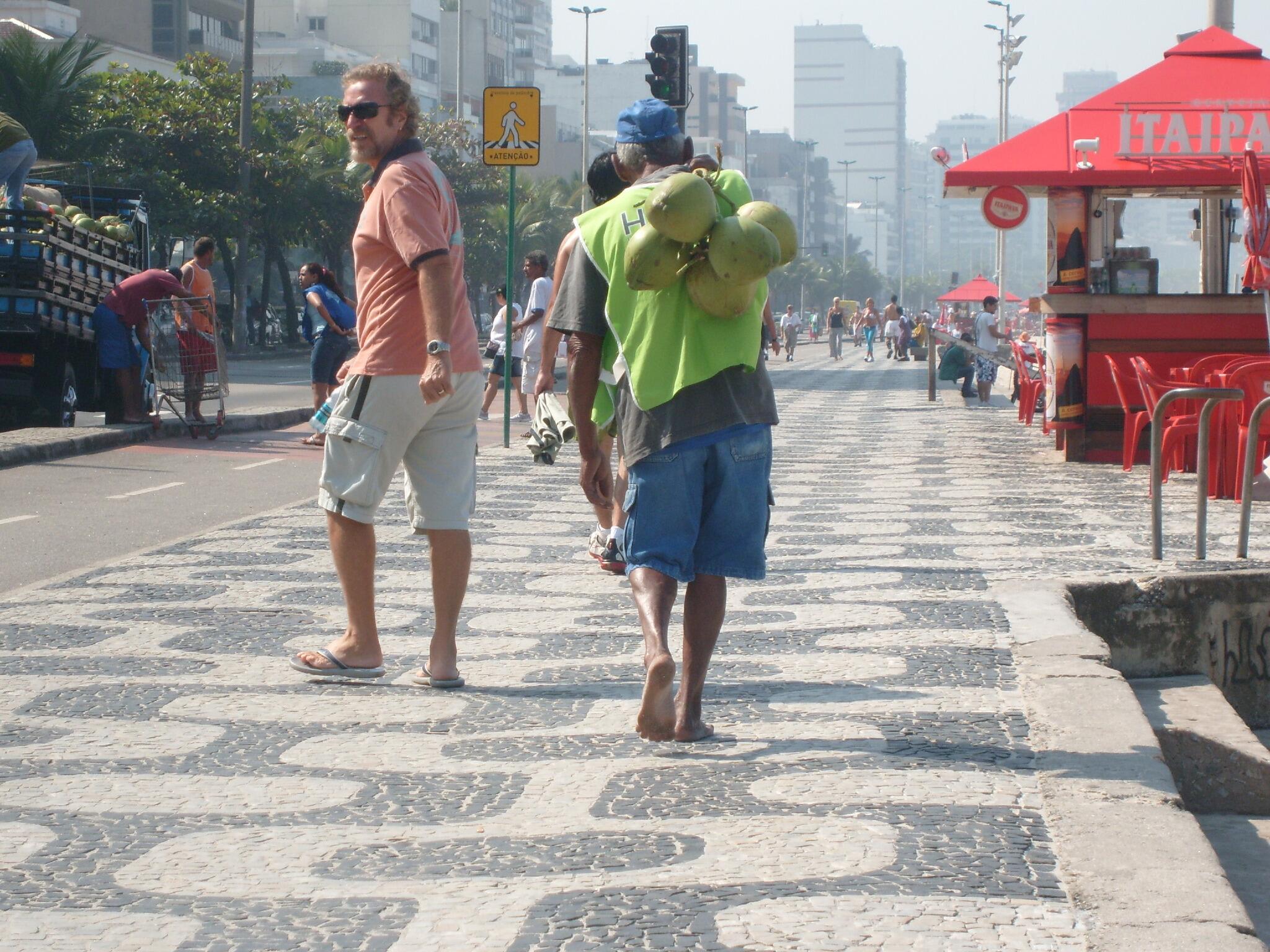 RT @EatSoccerTV: #WorldCup2014 Rio: Scan QR codes on sidewalks for detailed maps w/ points of interest. Info in 3 languages! #travel http://t.co/OHgkfB5SAz