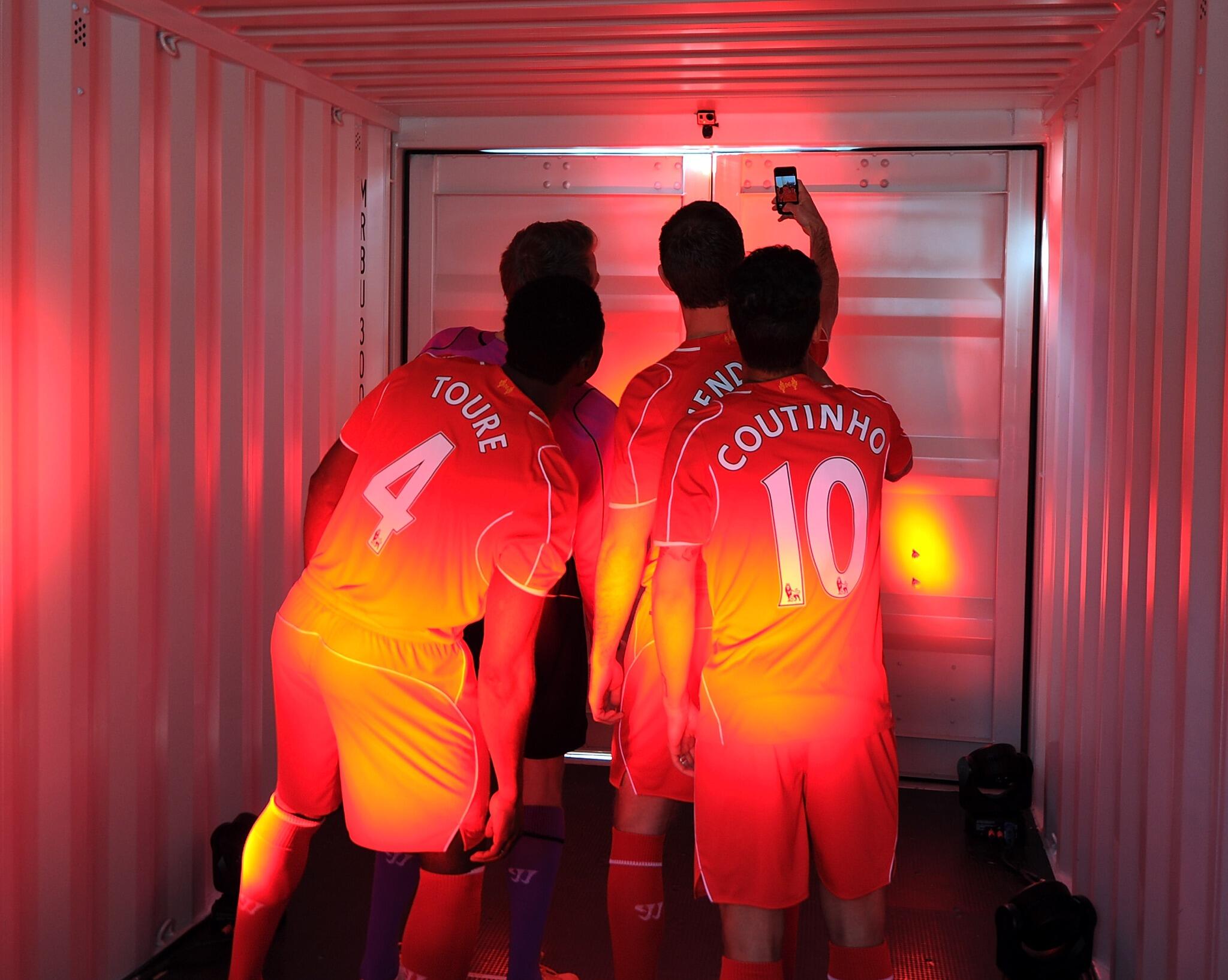 PHOTO: Hendo and co take a selfie before taking to the @WARRIOR_FTBL stage #DEMAND http://t.co/a7PjiSpWJW