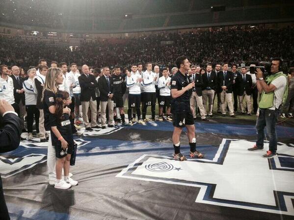 Javier Zanetti amidst Inter players and staff after the match [via @Inter]