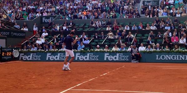 Djokovic pumps a fist [via @RolandGarros]