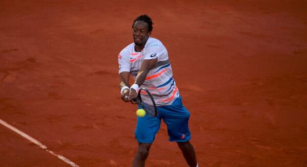 Monfils rallied from two sets down but eventually lost to Murray [via @RolandGarros]