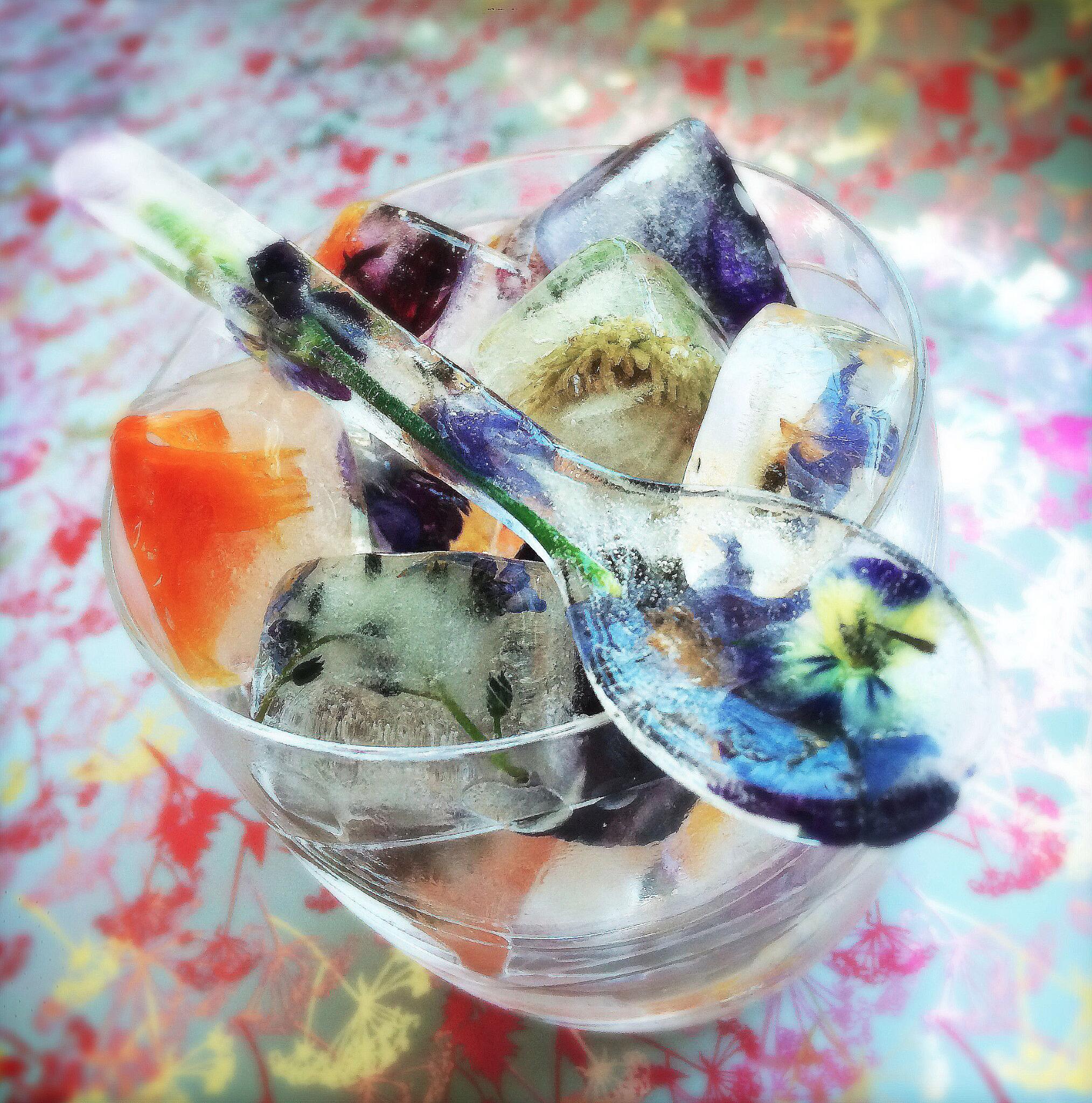 RT @KatieJHardie: @TelegraphFood The weekend is near - Having fun experimenting with my edible flowers! #ShakenAndStirred #Letsparty http:/…