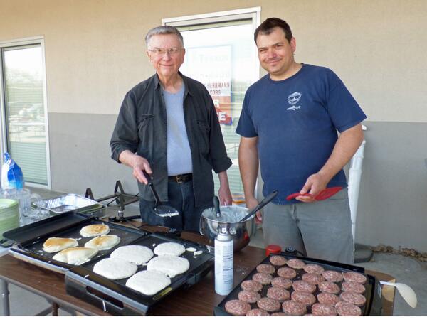 #kindawesome #aclfest Free Breakfast and yardsale put on by Men's Breakfast of Des Moines Vineyard Church http://t.co/HWY36kVApj