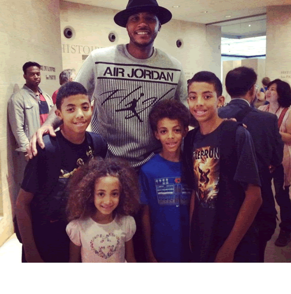 Chicago Bulls Scottie Pippen wife Larsa Pippen just uploaded picture on instagram of her family with Carmelo Anthony http://pic.twitter.com/hfwjrBeXrN