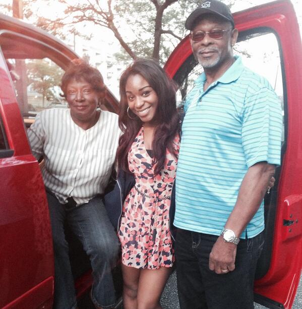 Normani Hamilton med familie i billedet
  