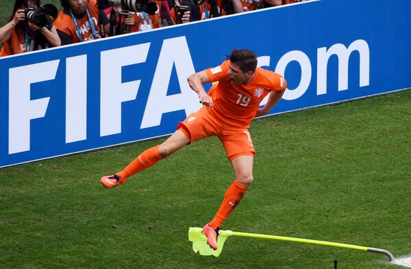 Huntelaar celebrates late winner for Netherlands [via FIFA.com]