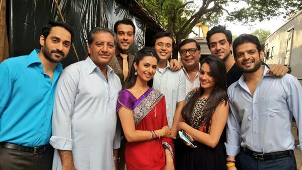 Familienfoto von TV-Persönlichkeit, dating Sharad Malhotra,erkennt für Zee Cinestar Ki Khoj, Banoo Main Teri Dulhan.
  