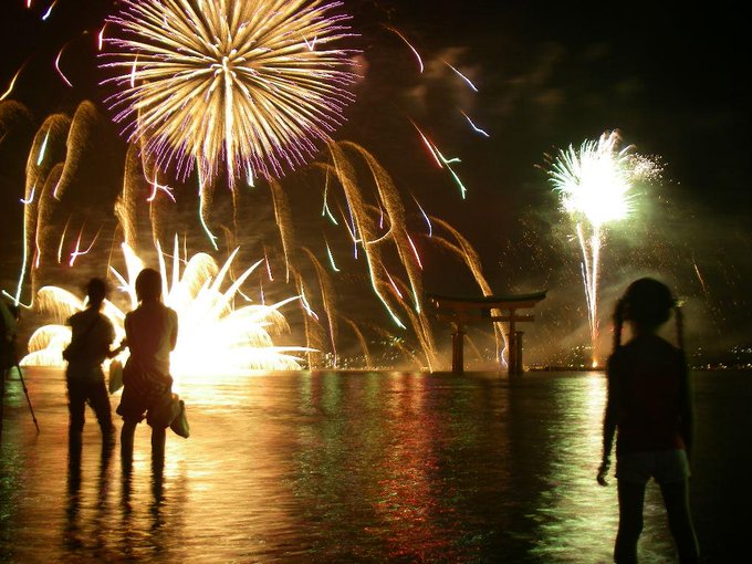 【宮島水中花火大会】(広島県廿日市市) 2014年8/11(月)広島県宮島の花火大会の特徴は、水中花火に使われる尺玉の多 【宮島水中花火大会】(広島県廿日市市) 2014年8/11(月)広島県宮島の花火大会の特徴は、水中花火に使われる尺玉の多