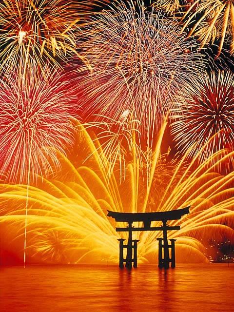 【宮島水中花火大会】(広島県甘日市市) 8月11日(月) 打ち上げ花火、水中花火が炸裂すると、大鳥居がシルエットのように 【宮島水中花火大会】(広島県甘日市市) 8月11日(月) 打ち上げ花火、水中花火が炸裂すると、大鳥居がシルエットのように