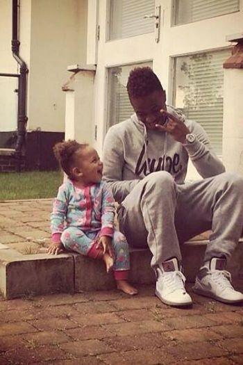 Foto de Raheem Sterling  & su  Hija  Melody Rose Sterling