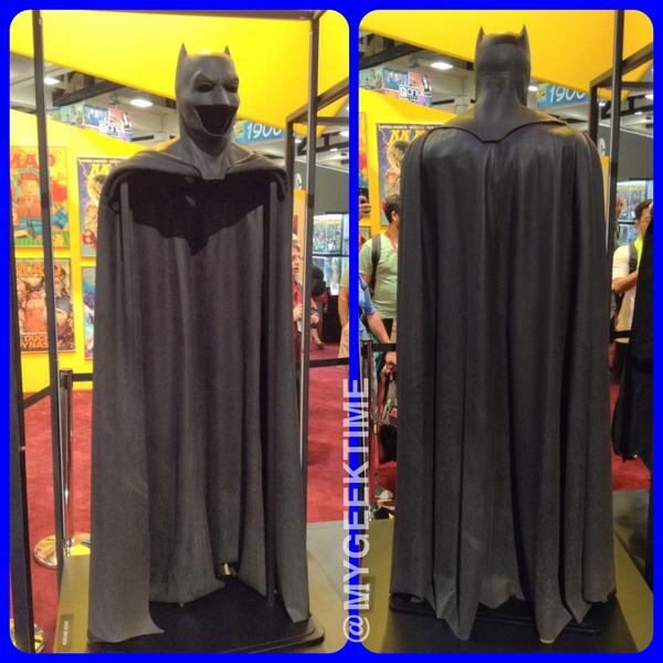 TONS of COOL STUFF #SDCC but this was DEF a HIGHLIGHT! @BenAffleck CAPE and COWL from @BatmanvSuperman #Batman75