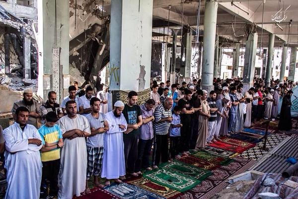Solat Jumaat di Gaza hari ini. Walau masjid-masjid banyak musnah, rosak dibom Zionis, iman Gaza tak goyah. http://t.co/OHjbJdh5X5