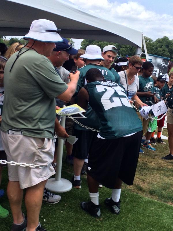 Good job by @CutonDime25 after practice signing autographs for the fans. @FOX29philly