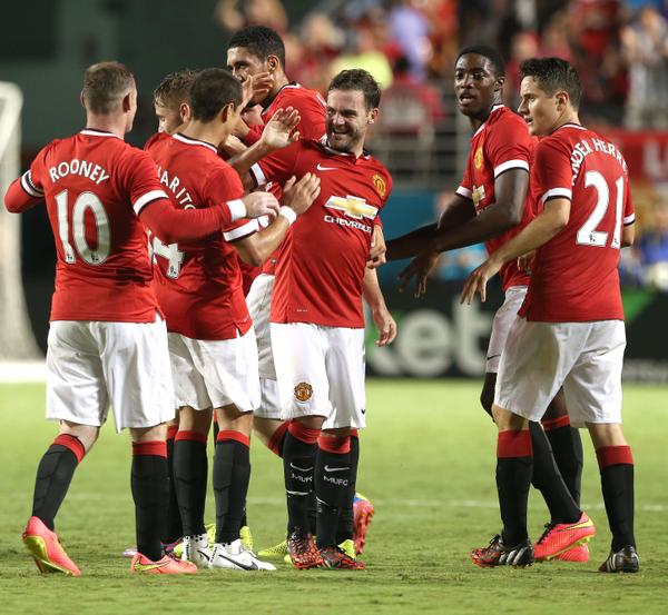 United players celebrate Juan Mata goal [via @ManUtd]