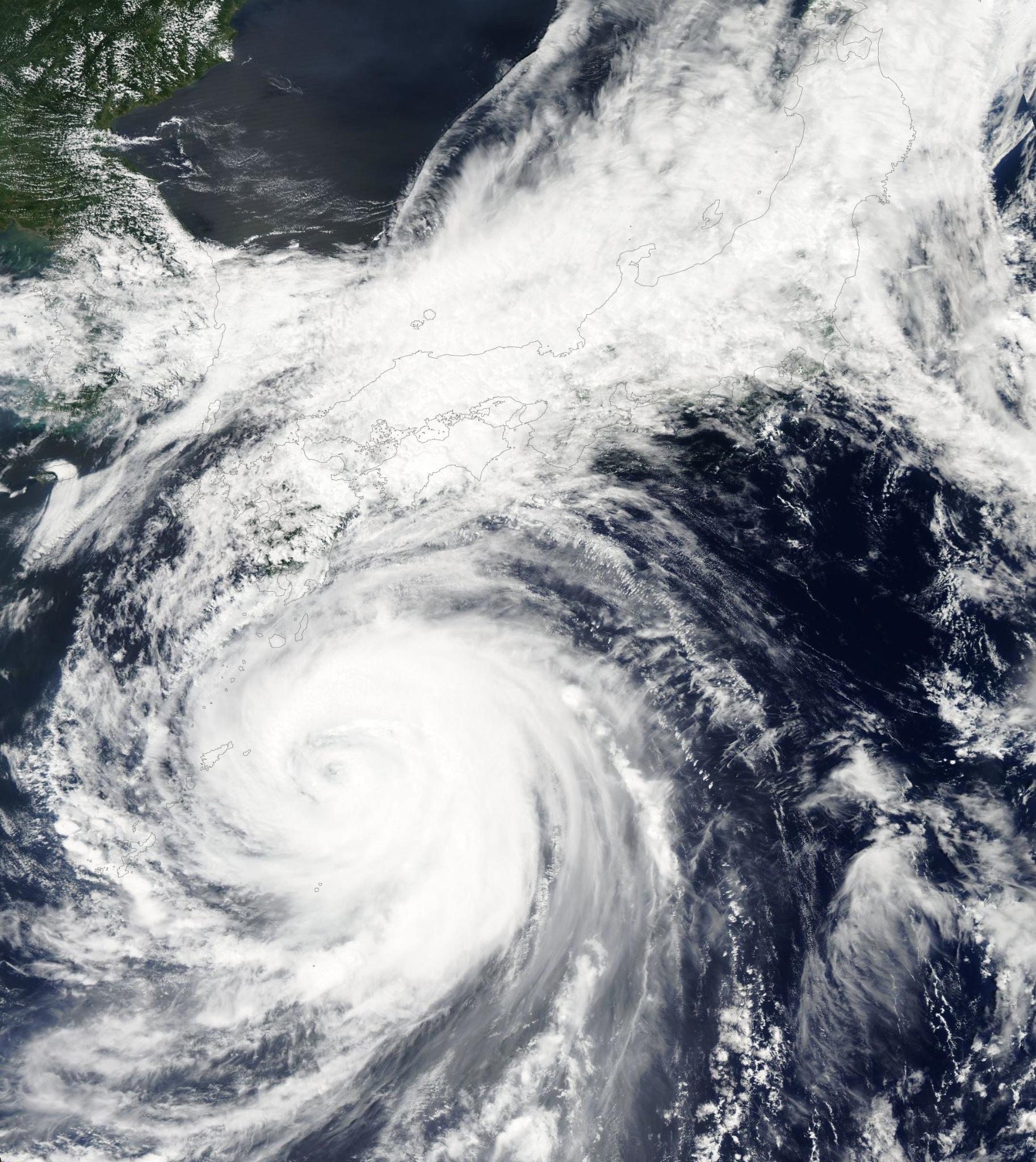Imágenes del tifón Halong (categoría 1) al sur de Japón este viernes, 8 de agosto http://t.co/nuU4sVrjbS