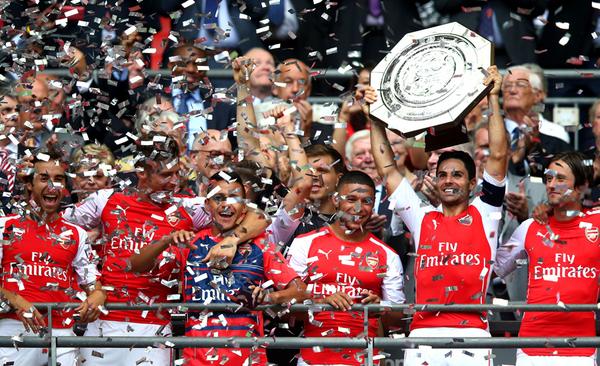 Arteta lifts the FA Community Shield [via @Premierleague]