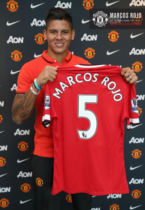 Rojo holds up club shirt [via @ManUtd]