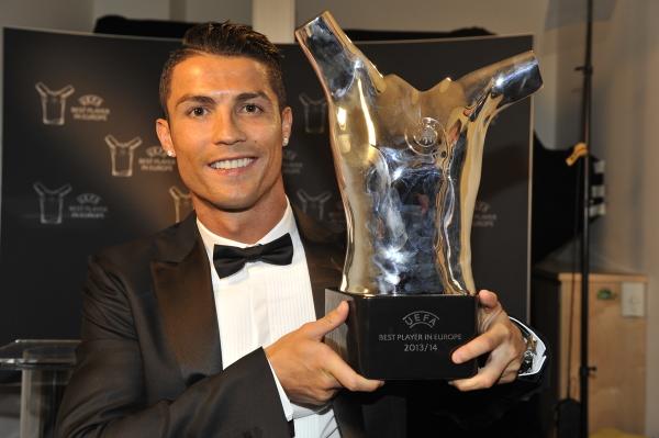 Ronaldo with the UEFA Best Player award [via @ChampionsLeague]