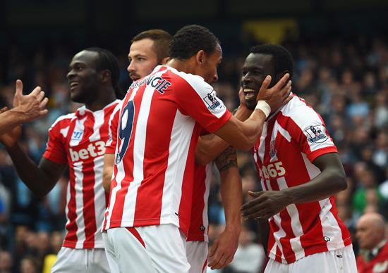 Osaze Odemwingie with goalscorer Diouf [via @PremierLeague]