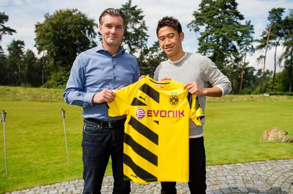 Kagawa holds a Dortmund shirt [via @BVB]