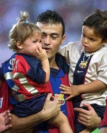 Familiefoto van de trainer, getrouwd met Elena Cullell, die beroemd is vanwege Real Madrid, FC Barcelona  