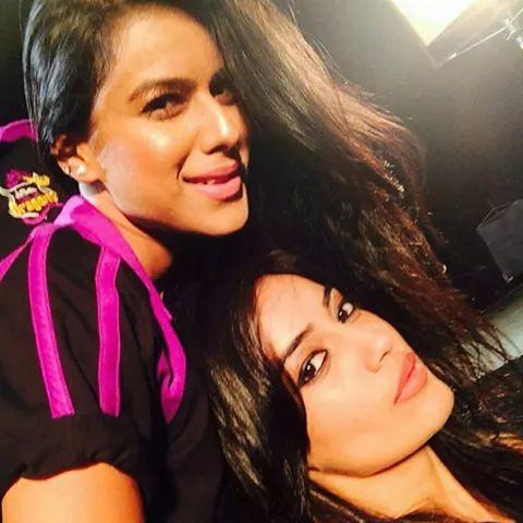 Foto van Nia Sharma  & haar vriend Surbhi Jyoti