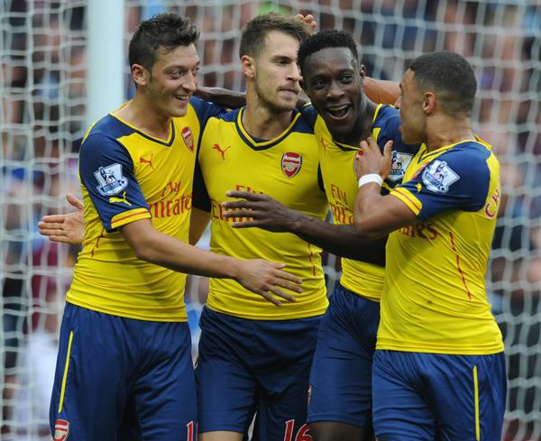 Welbeck greeted by Özil, Ramsey and Oxlade-Chamberlain following his goal [via @PremierLeague]