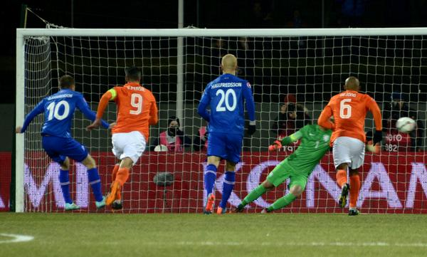 Sigurðsson puts Iceland ahead from the spot [via BBC]