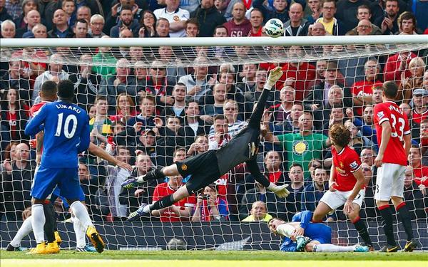 David de Gea made three stops late on as United beat Everton [via @ManUtd]