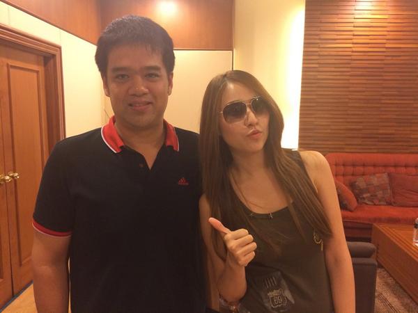 “@ohnut7: @ceemeagain @spin9 ขอบคุณที่แวะมาเยี่ยมงานนะครับ :)” :เจอมาเฟีย #mobileexpo @opas2tw http://t.co/VlEQYNZTez