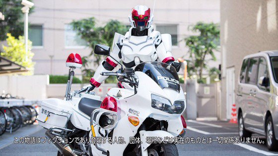 プロモ用のリアルスーツを円谷プロにガチで作ってもらいコラボした警察署で撮りまくった写真をエンカに使うスタッフ※写真の警察 プロモ用のリアルスーツを円谷プロにガチで作ってもらいコラボした警察署で撮りまくった写真をエンカに使うスタッフ※写真の警察