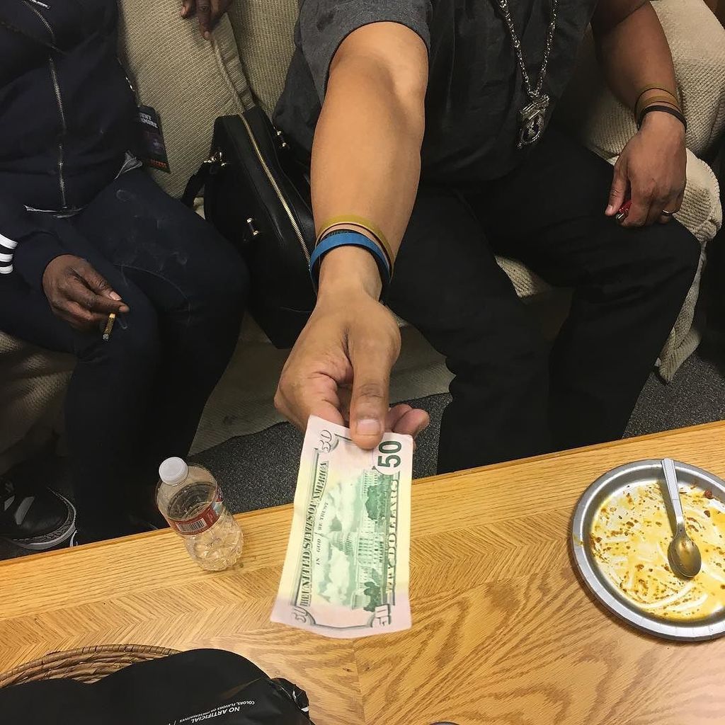 Hand it ova. Golden state pays. 50$???????? https://t.co/wXp46DHTkb https://t.co/ac8cCKaXgr