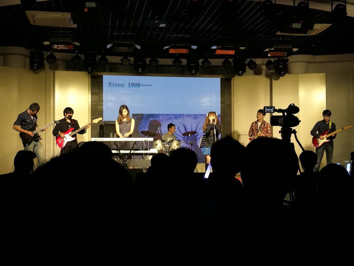 中国上海の復旦大学で white album2のライブが開催されている 🎹🎸😝 #whitealbum2 中国上海の復旦大学で white album2のライブが開催されている 🎹🎸😝 #whitealbum2