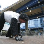 UK man dressed as gorilla crawls through London Marathon UK man dressed as gorilla crawls through London Marathon