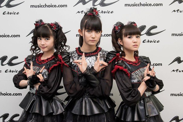 【映像あり】BABYMETALが奇跡コラボ! 白塗りのレッチリメンバーと「ギミチョコ!!」披露https;//t.co/EiY...