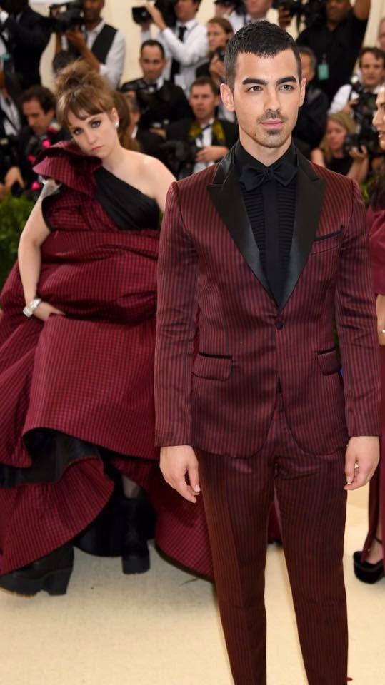 In my rightful place, lurking behind a Jonas #MetGala ???????????? https://t.co/K1P2zx03Yq