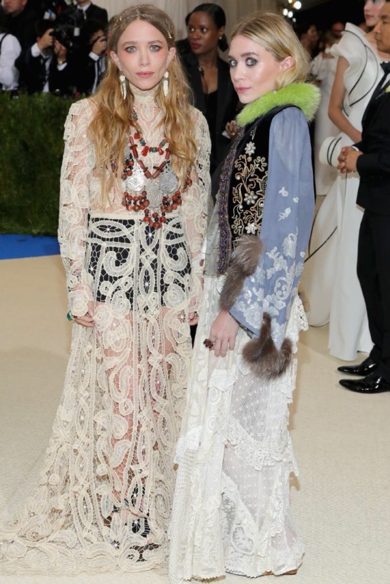 What is going on with the Olsen twins ???? I'm genuinely confused as to why they have made themselves look like this? https://t.co/uAOb89SJ4P