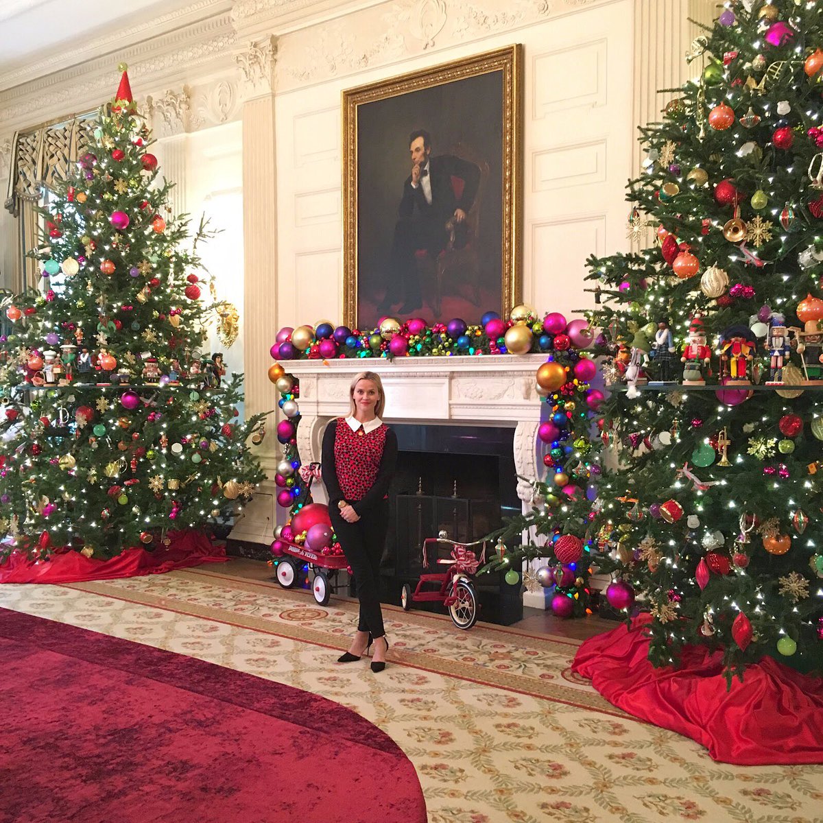 Christmas inspiration: Last year at the #WhiteHouse! A beautiful display of color and sparkle ????❤️ #TBT https://t.co/KQ2UrXuWKE