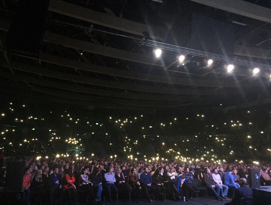 Таллинский зал светит телефонам. Я за кадром свечу им. Спасибо за прекрасный вечер! https://t.co/j4rfpNqG1A