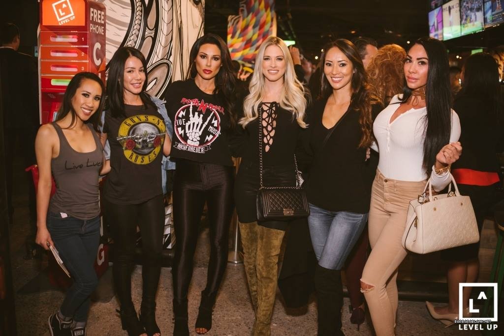 RT @BBlankdotnet: Gallery Update: Barbie at Level Up Soft Opening - https://t.co/9uOHhebBwv (@TheBarbieBlank) https://t.co/hppMBjF0jS