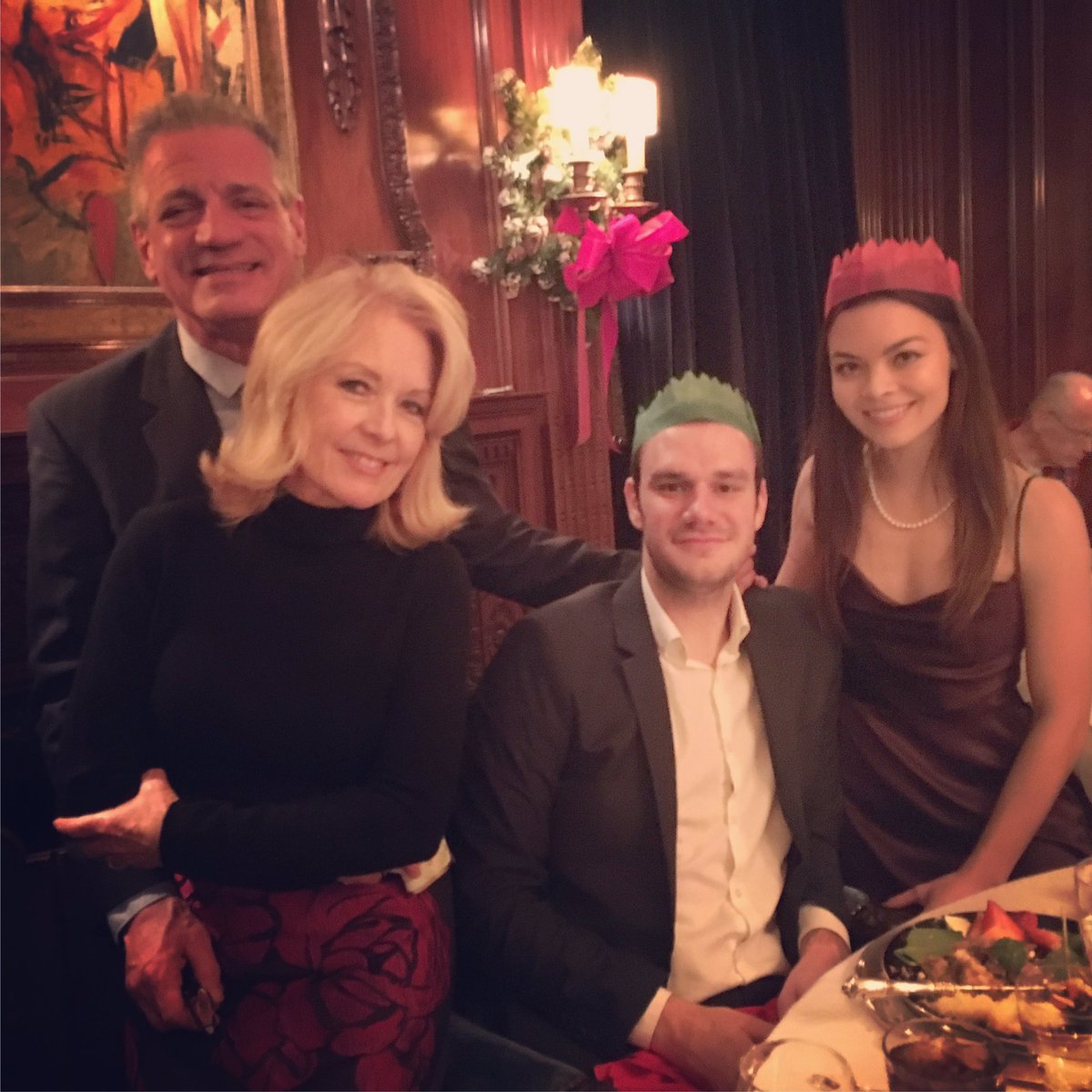 RT @cooperhefner: Christmas din with family and friends #HappyHolidaysEveryone https://t.co/Wlv7JfbSih