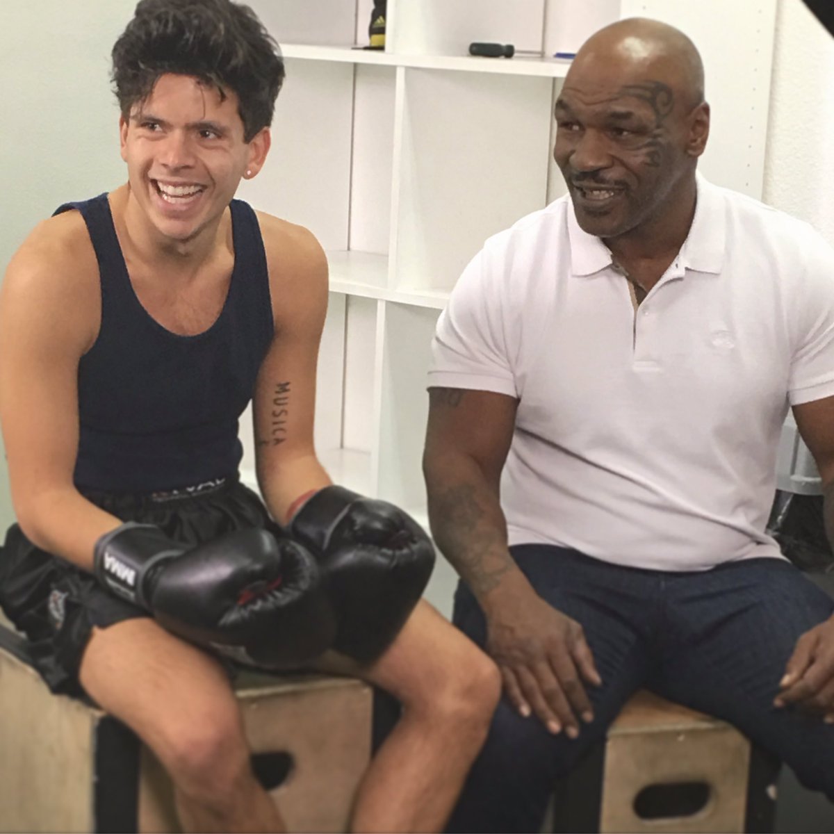 Laughing on set again with @rudymancuso https://t.co/WOoAq9EohL https://t.co/rsfWZgTfLw