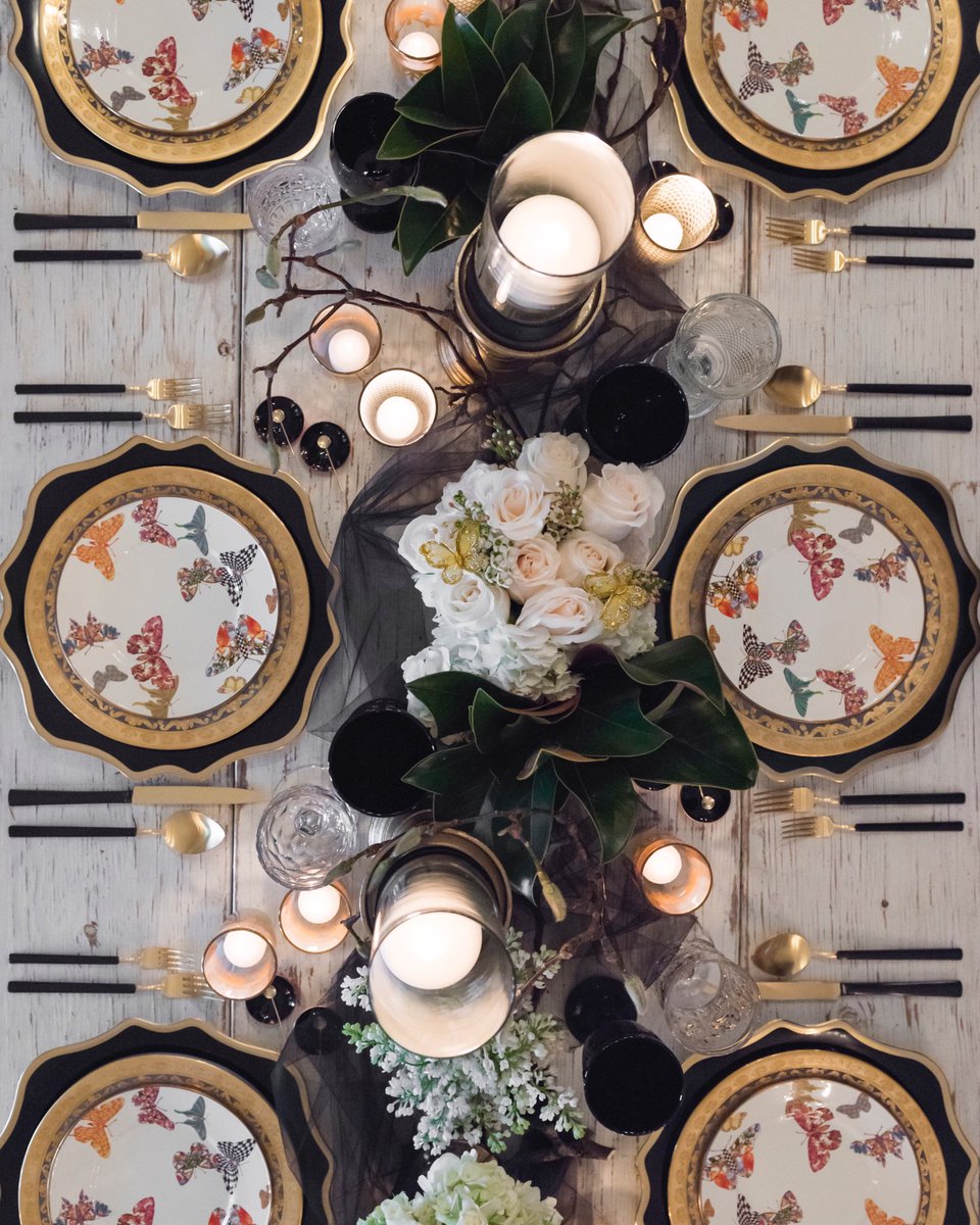 May we all flutter into a beautiful New Year...tonight's dream table courtesy of @casadeperrin #Cheers #2017 ???????? https://t.co/zzdDXY2NK6