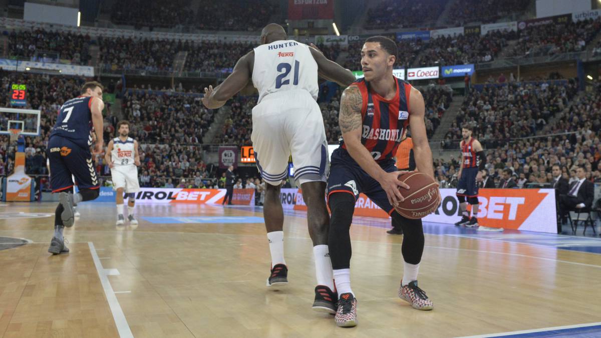 El FC Barcelona alcanza al Real Madrid tras caer los blancos ante el Baskonia El FC Barcelona alcanza al Real Madrid tras caer los blancos ante el Baskonia