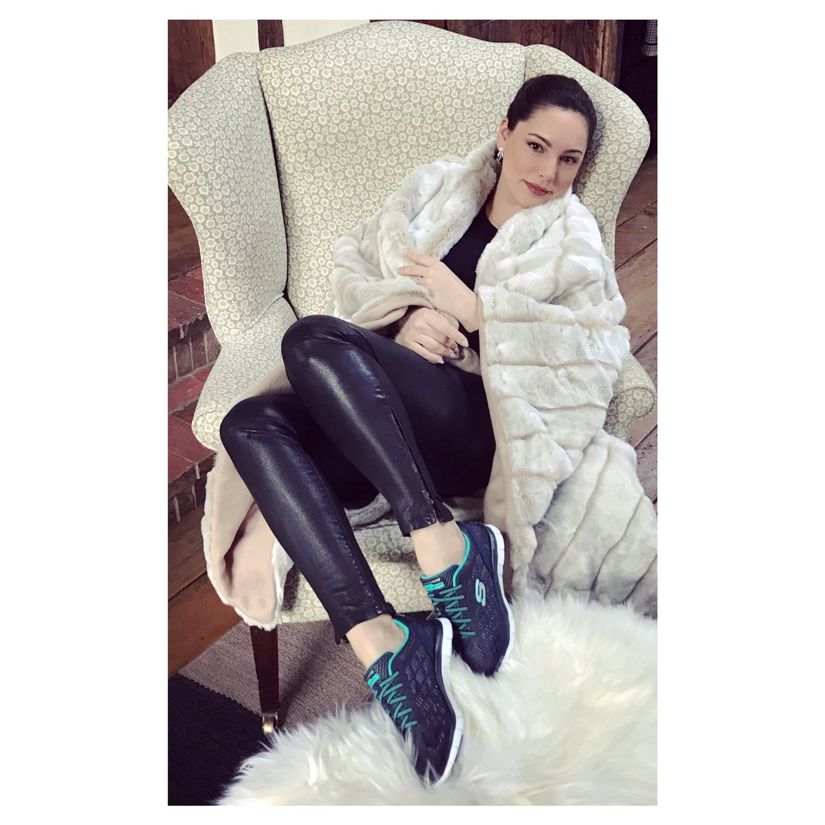 Snuggled up with my New @SKECHERSUSA shoes ????#KellylovesSkechers https://t.co/kBWGarindh